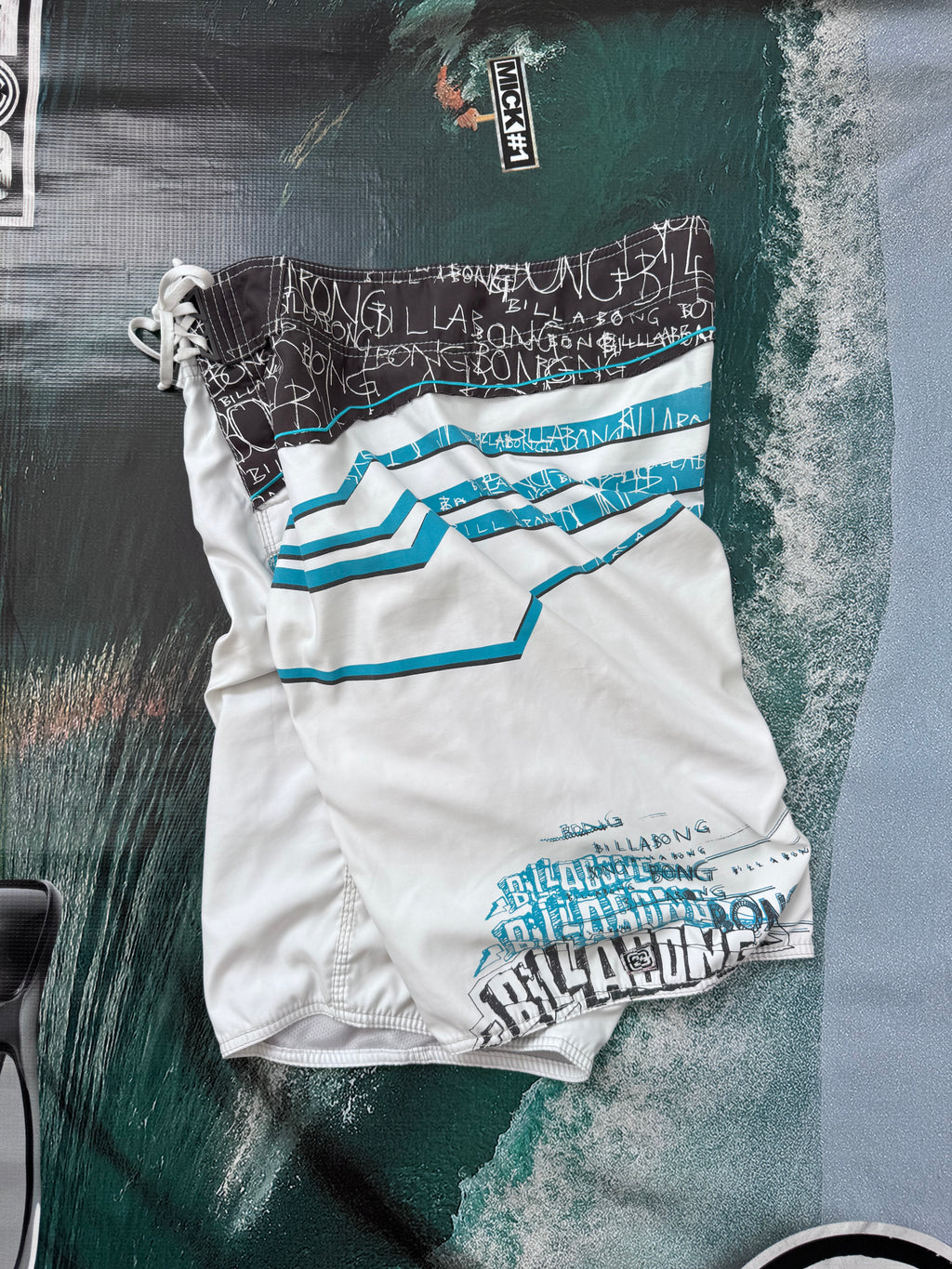 Y2K Billabong boardshorts white/black/blue size 30 – back view