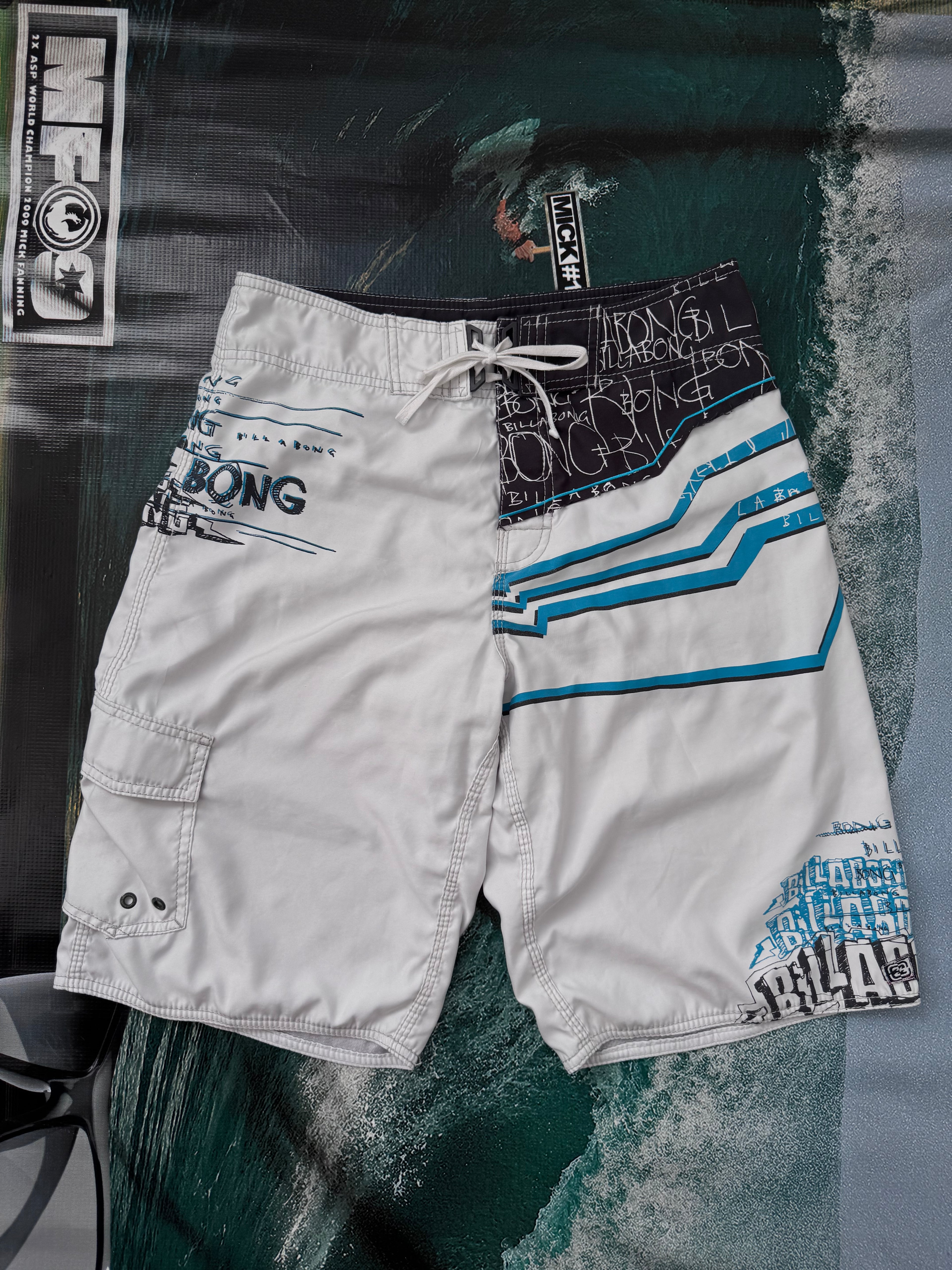 Y2K Billabong boardshorts white/black/blue size 30 – front view