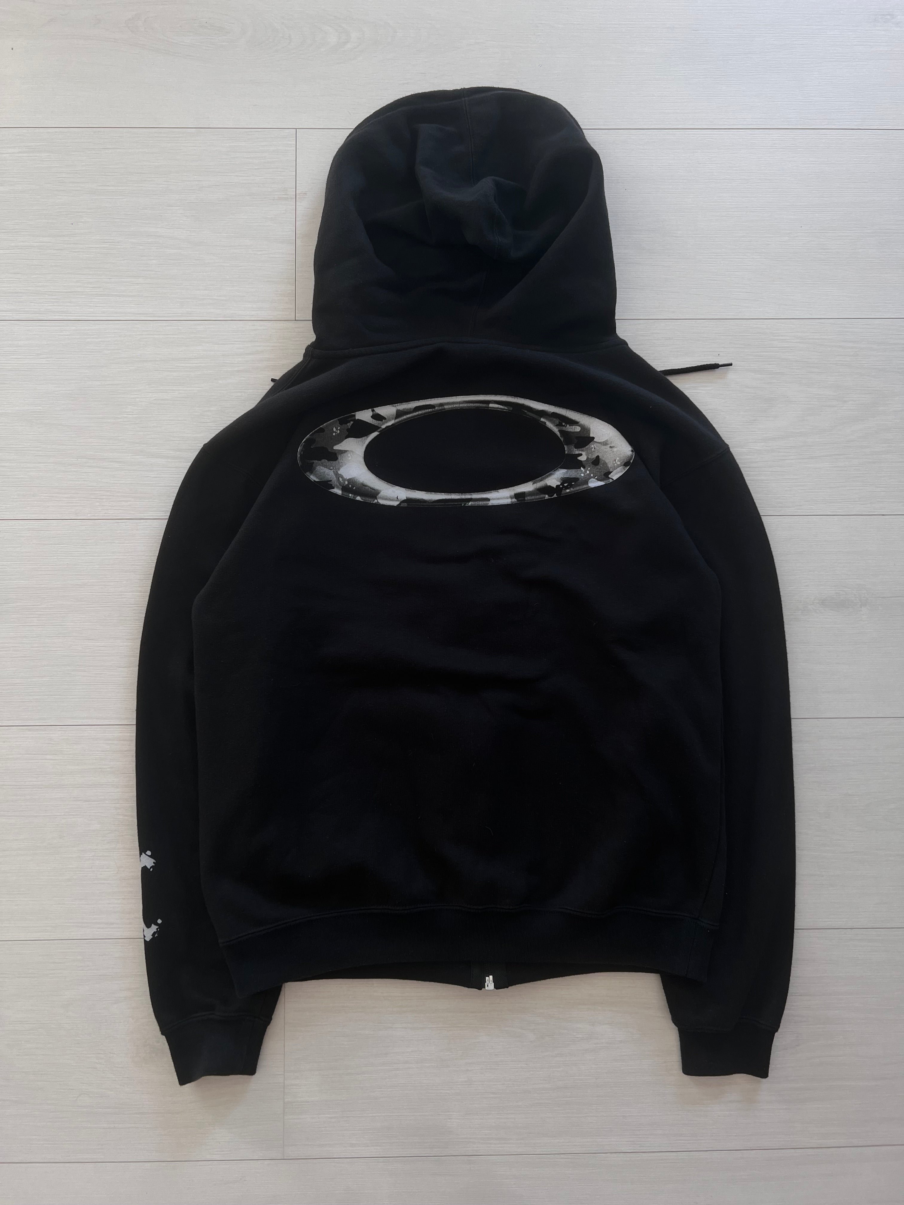2000s Oakley sweatshirt back detail — rare vintage surf brand