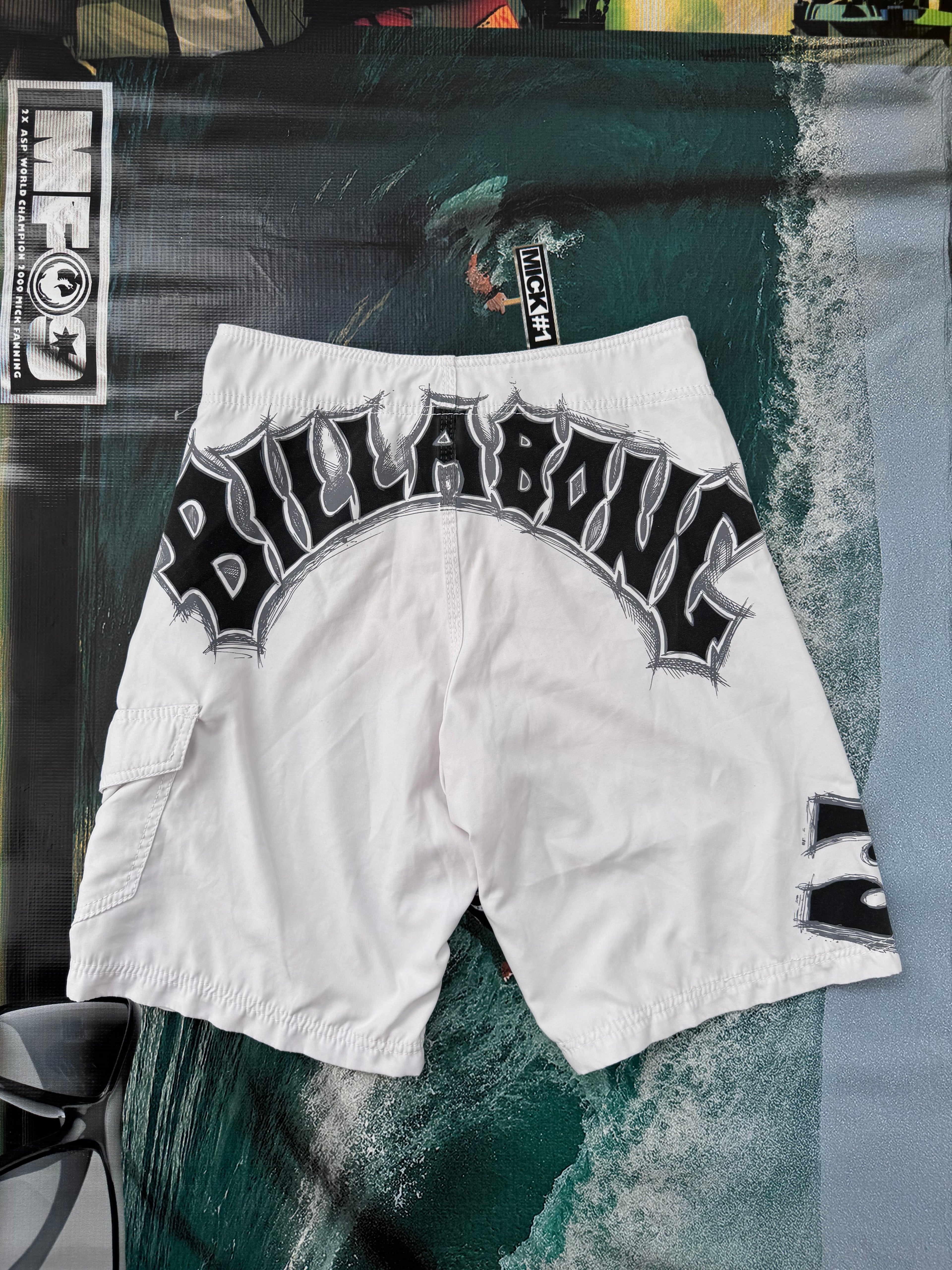 Y2K Billabong boardshorts white size 30 – front view