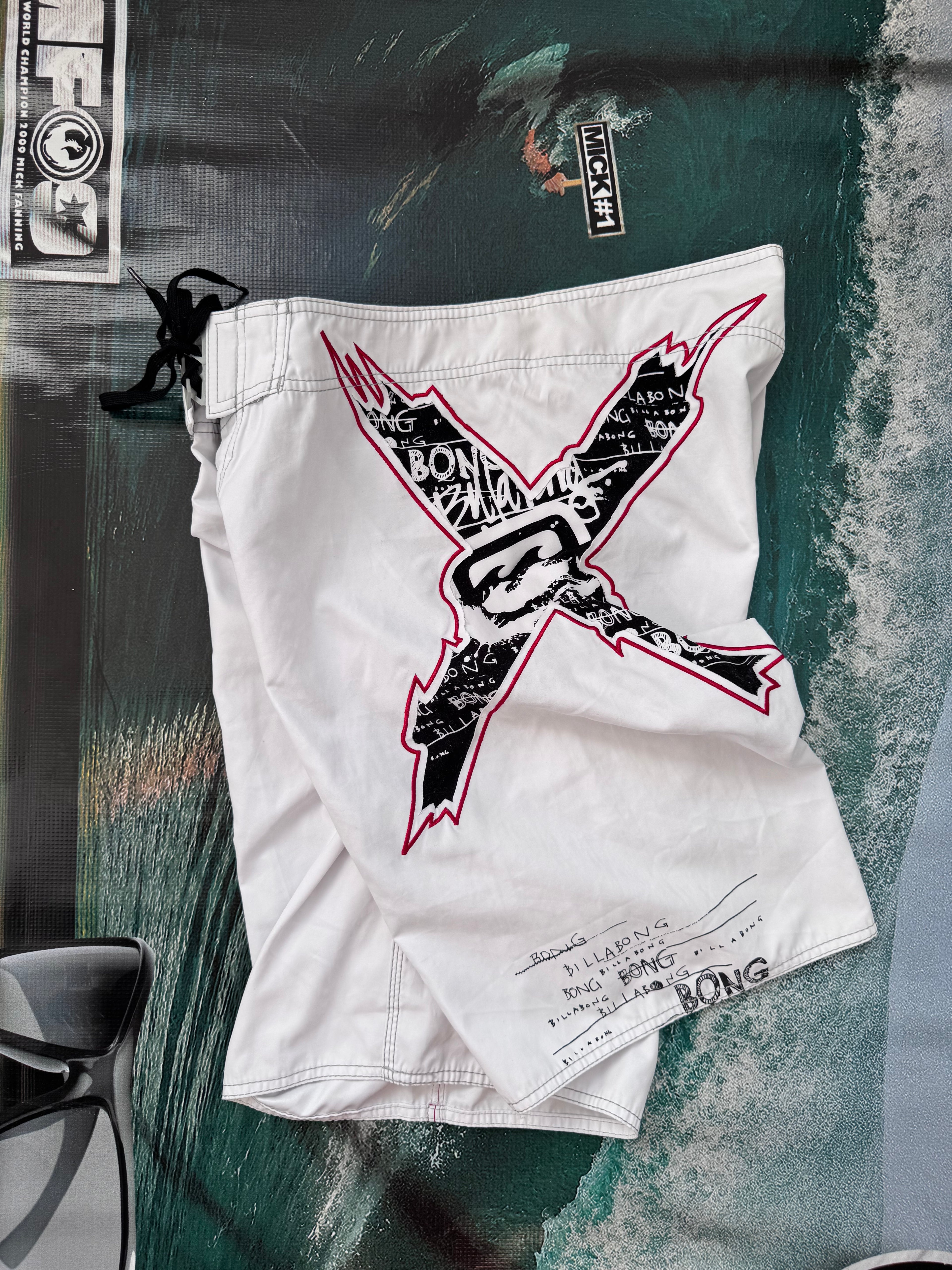 Y2K Billabong boardshorts white size 36 – front view