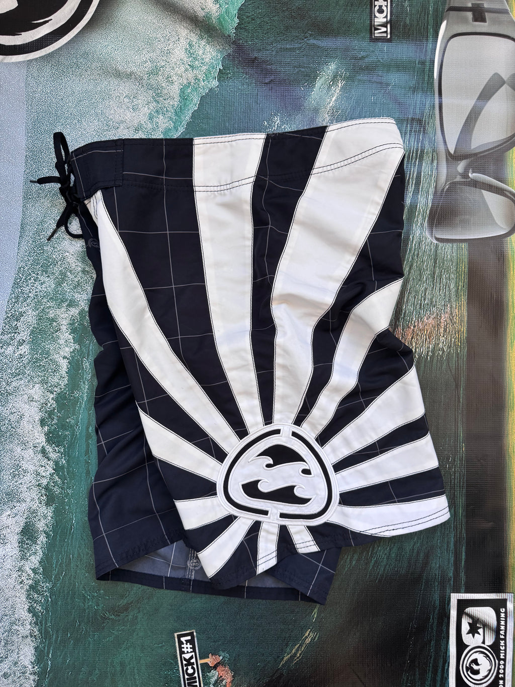 Y2K Andy Irons Rising Sun boardshorts in black and white, size 34, Billabong grail - back view