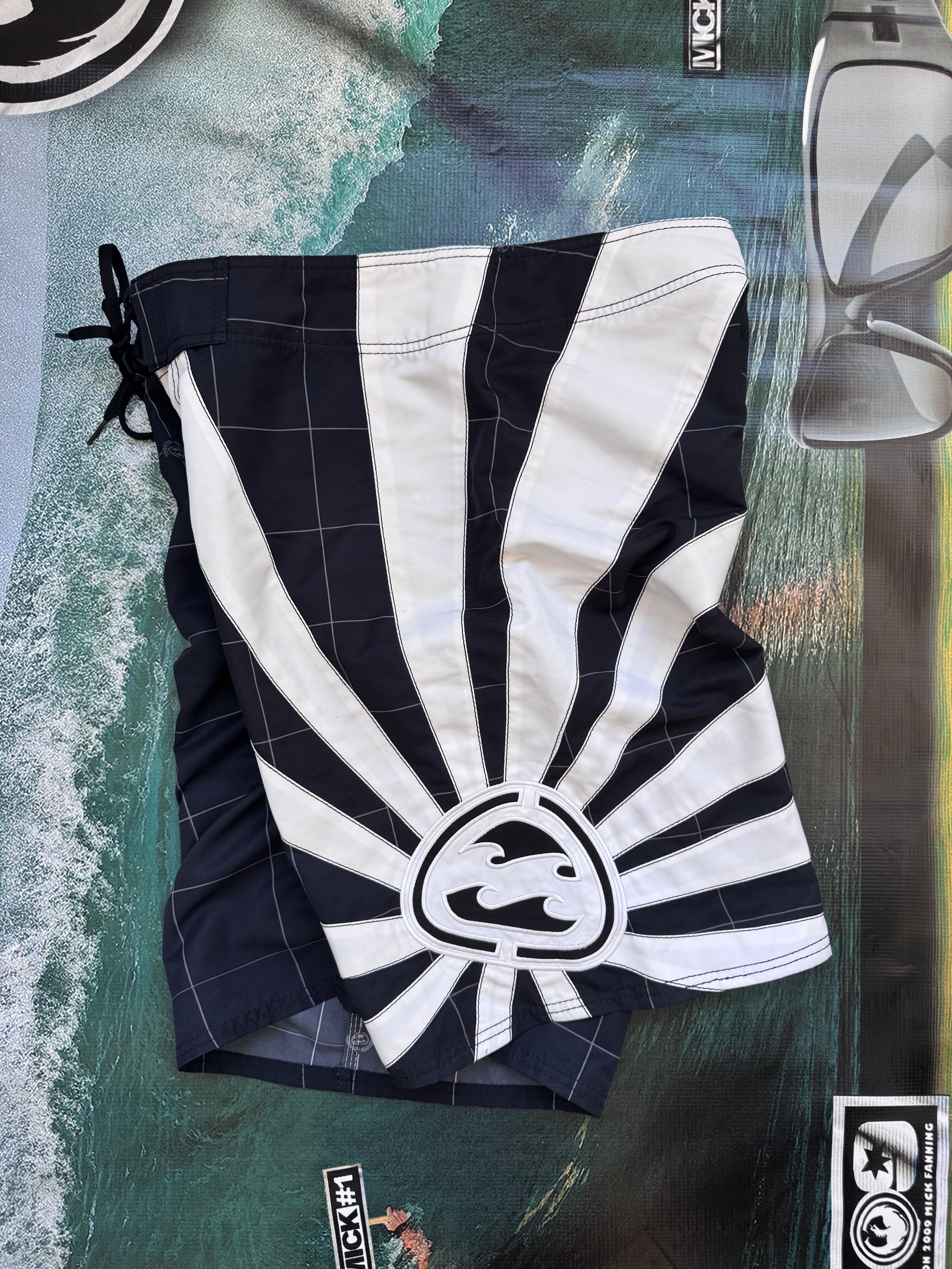 Y2K Andy Irons Rising Sun boardshorts in black and white, size 34, Billabong grail - back view