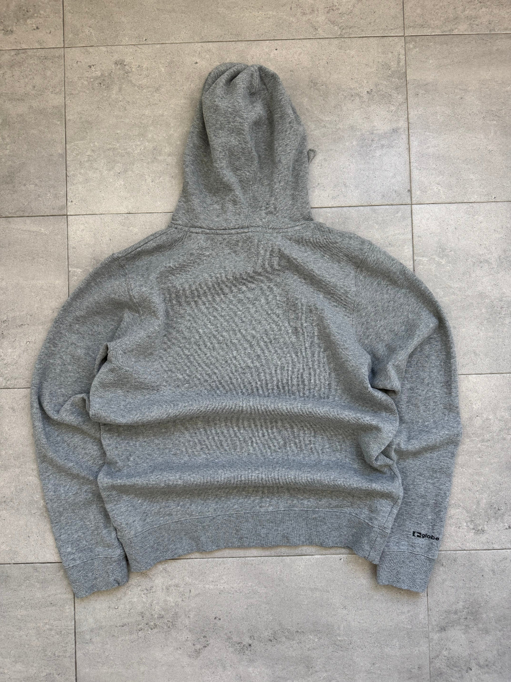 Vintage Y2K Globe skate sweatshirt, grey - logo detail