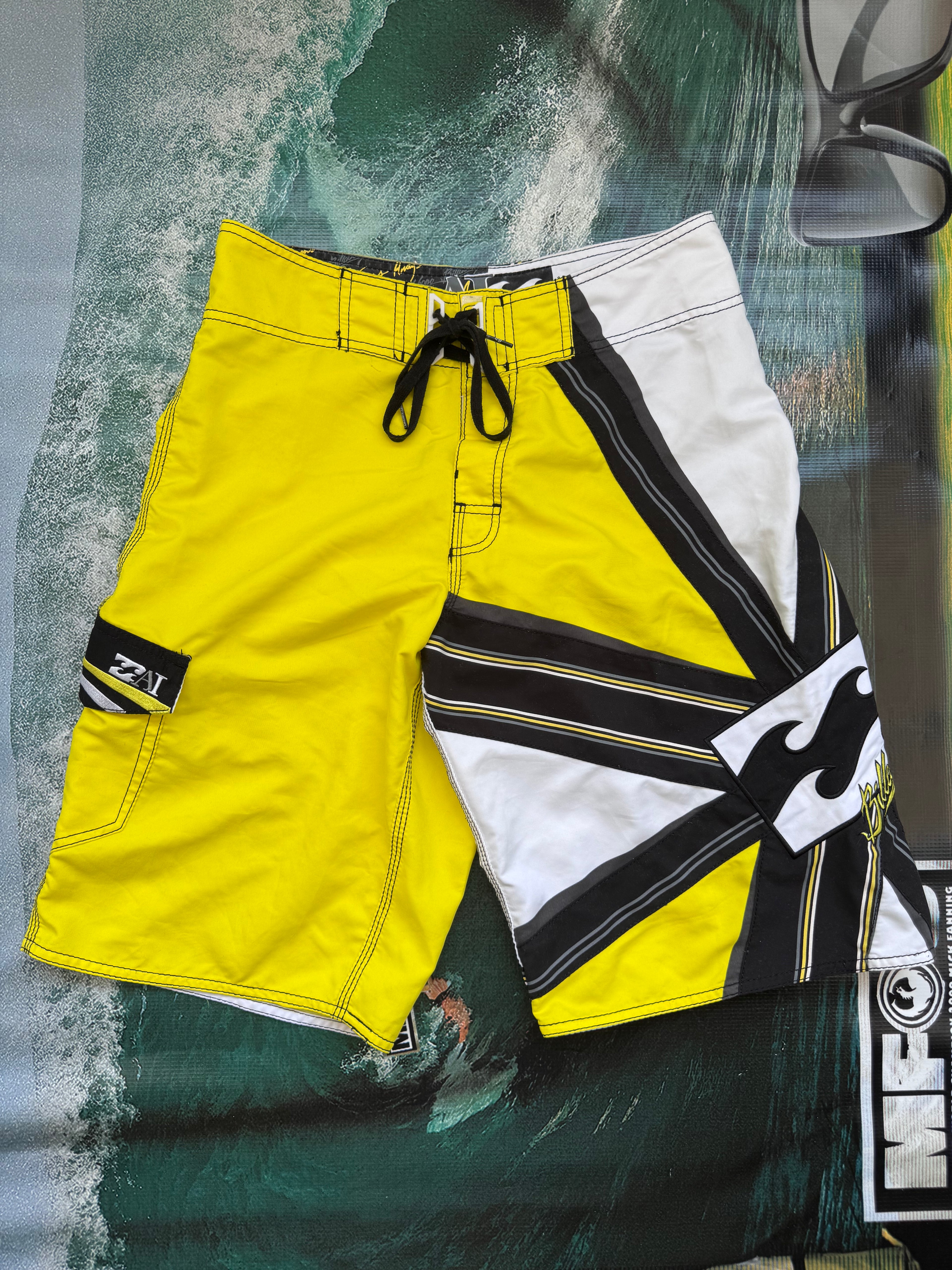 Y2K Billabong Andy Irons boardshorts yellow/black/white size 30 – back view
