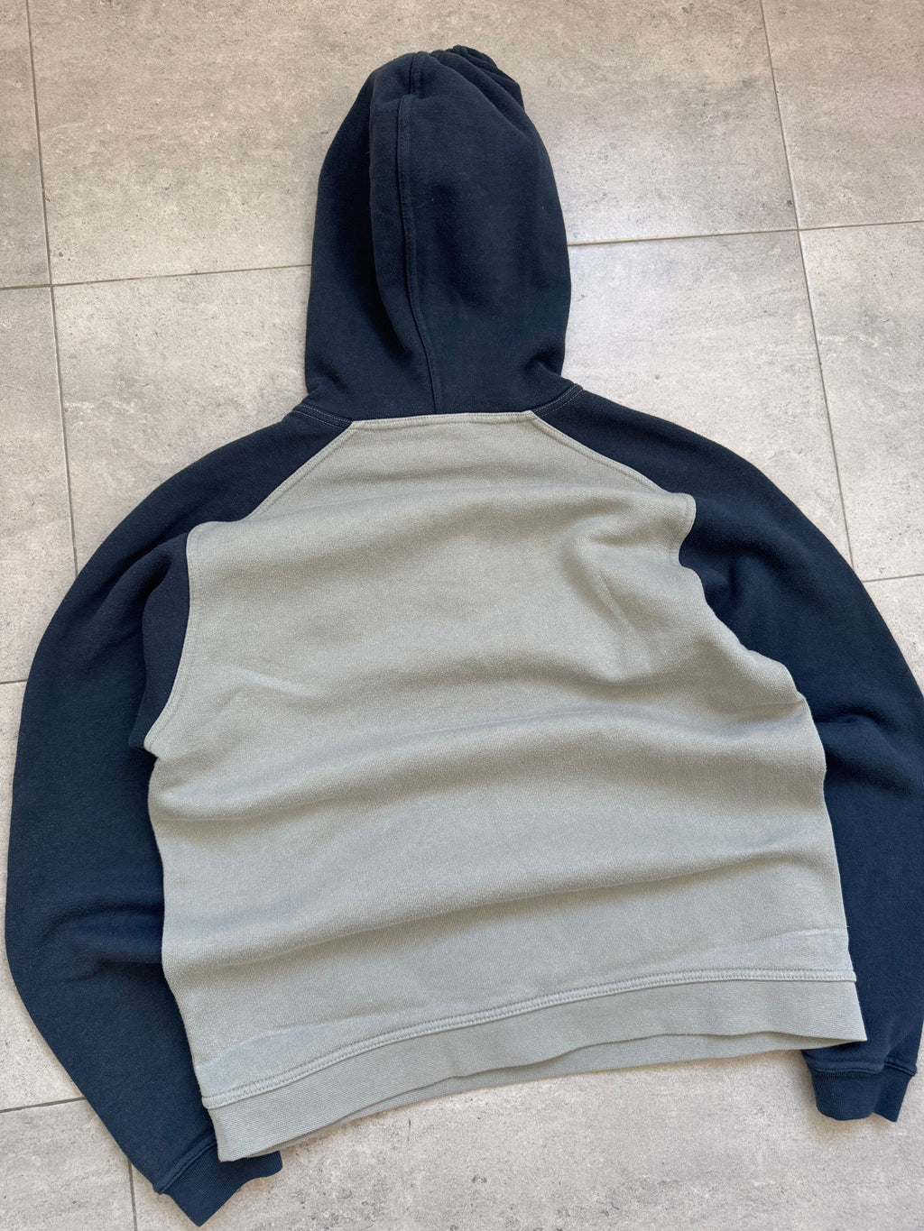 Vintage Y2K Quiksilver surf sweatshirt, grey and navy - label detail