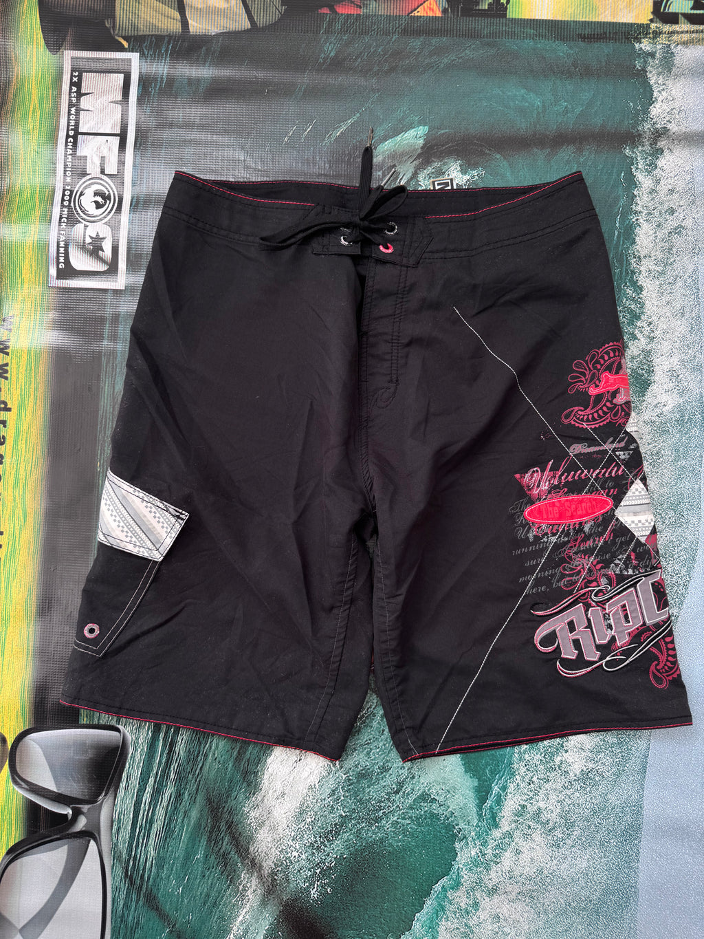 Y2K Rip Curl Opium boardshorts black/red size 34 – back view