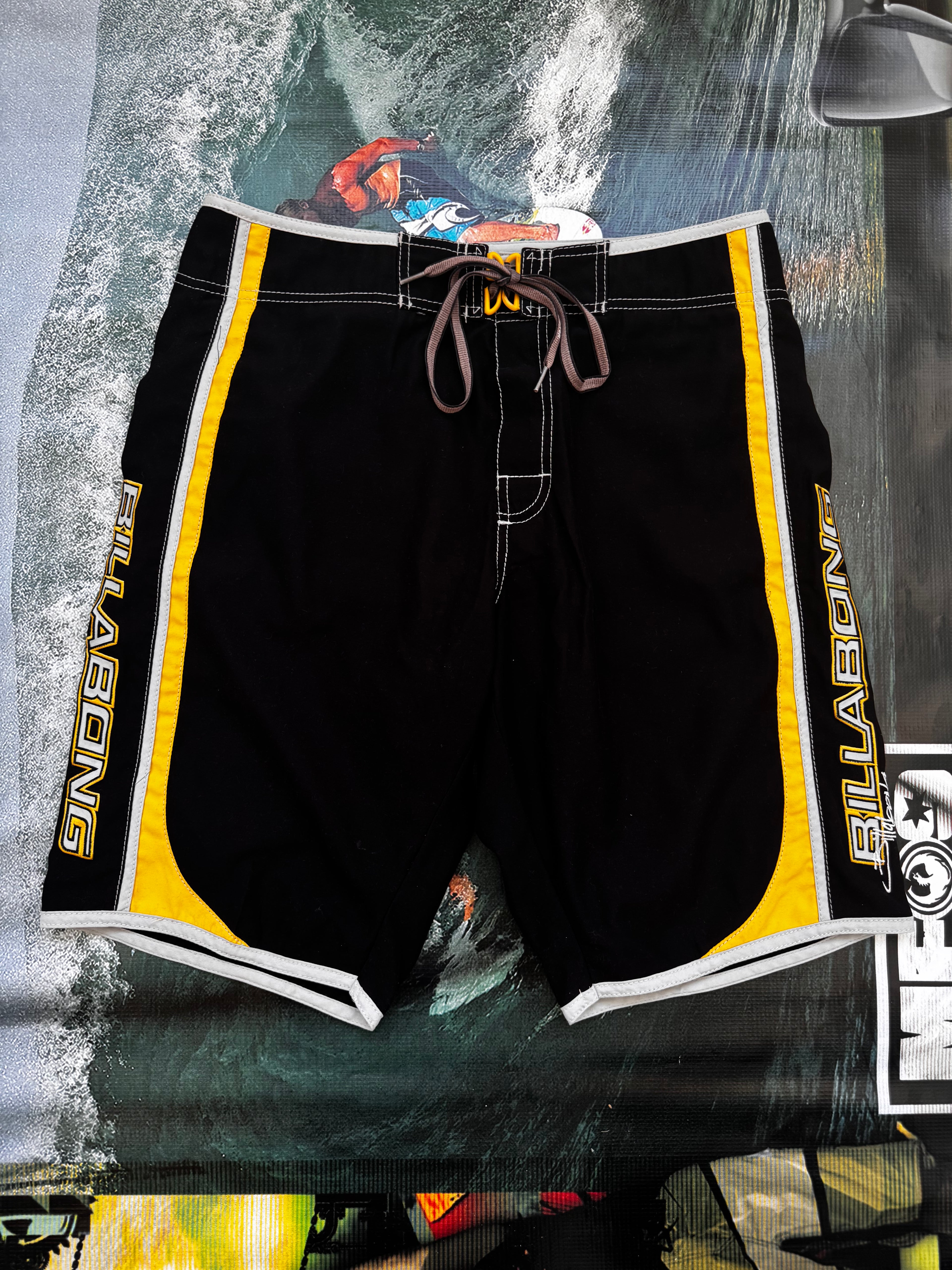 Y2K Billabong boardshorts waist 32 — vintage surf boardies — Backwash VTG