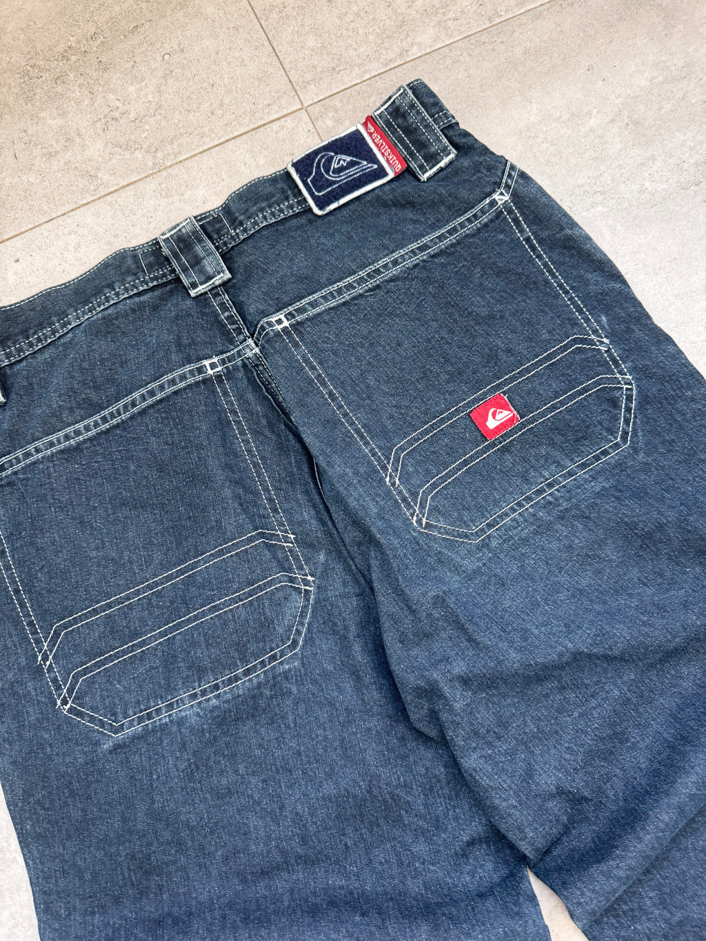 2000s Quiksilver baggy jeans logo tag — genuine vintage surfwear denim