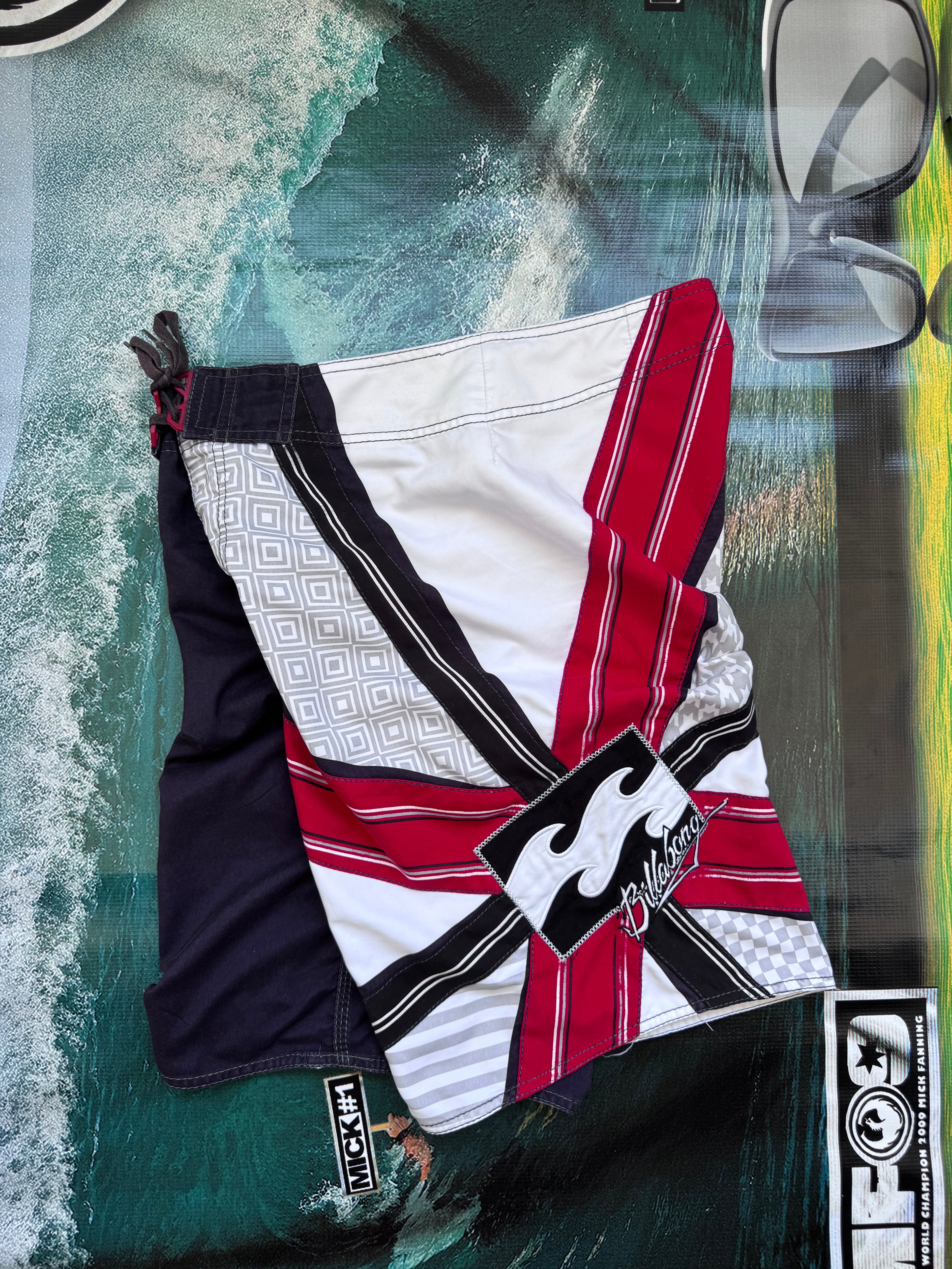 Y2K Billabong Andy Irons boardshorts black/white/red size 32 – front view