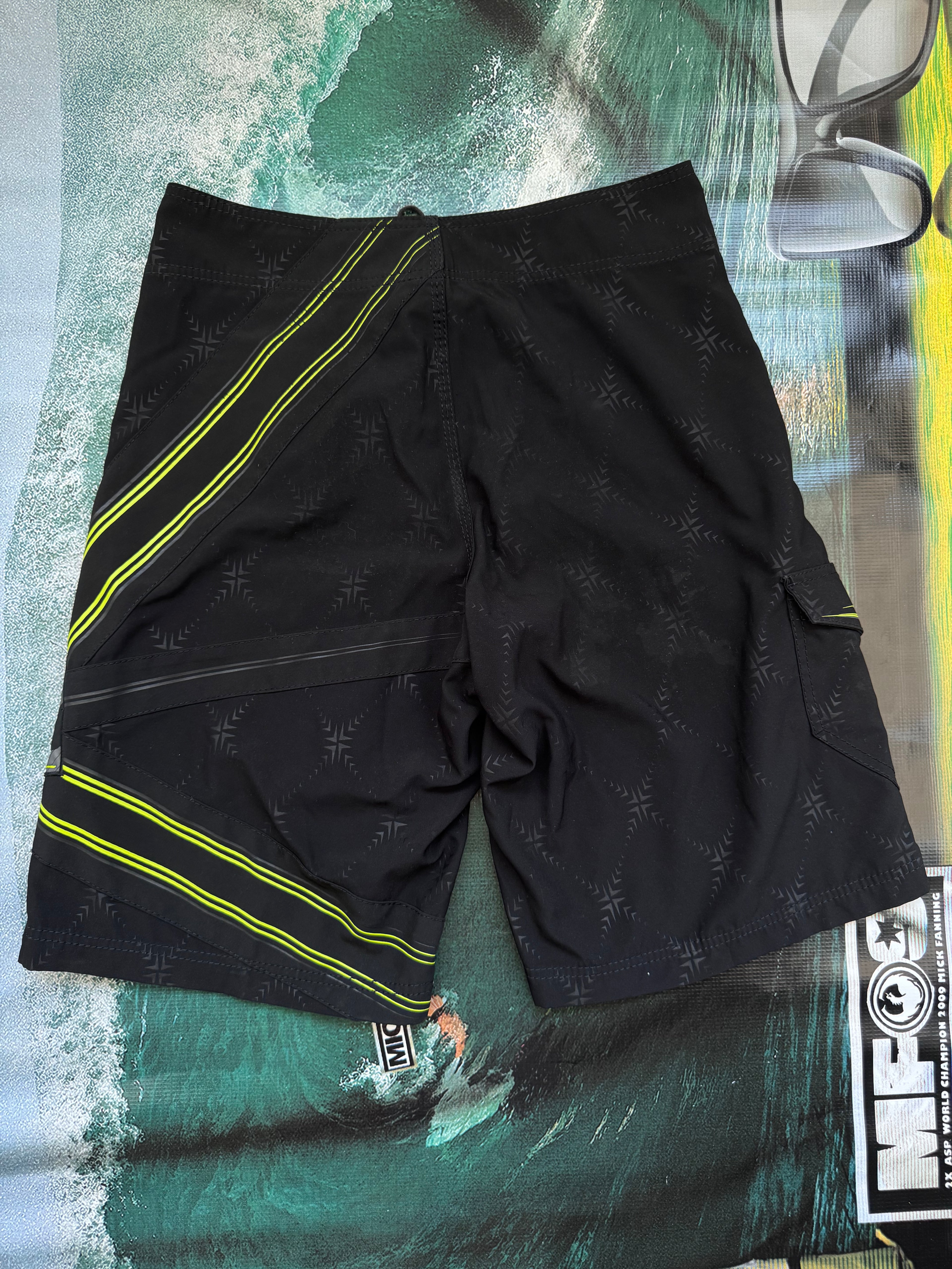 Y2K Billabong Andy Irons boardshorts light red/white/black size 31 – back view