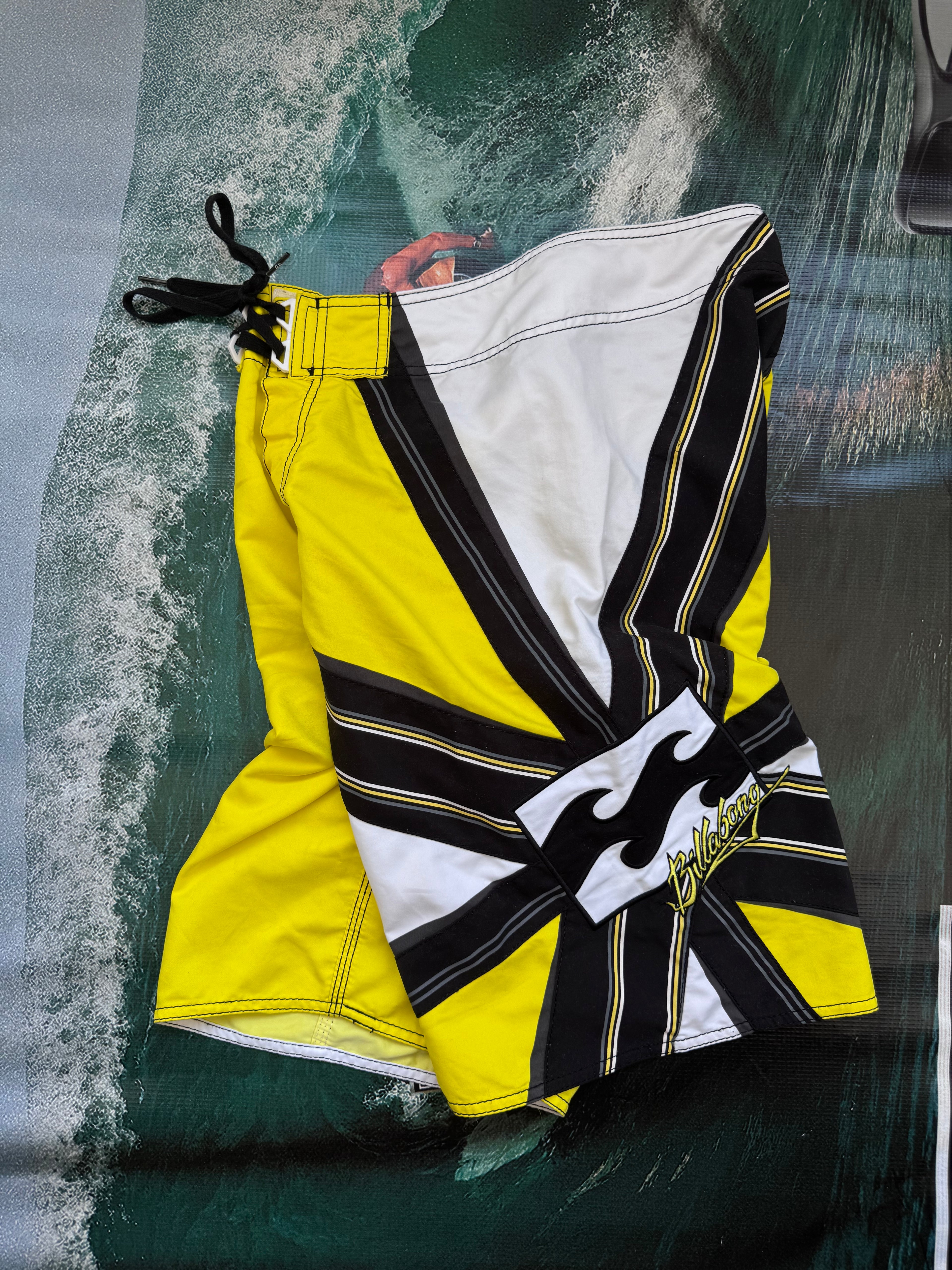 Y2K Billabong Andy Irons boardshorts yellow/black/white size 30 – front view