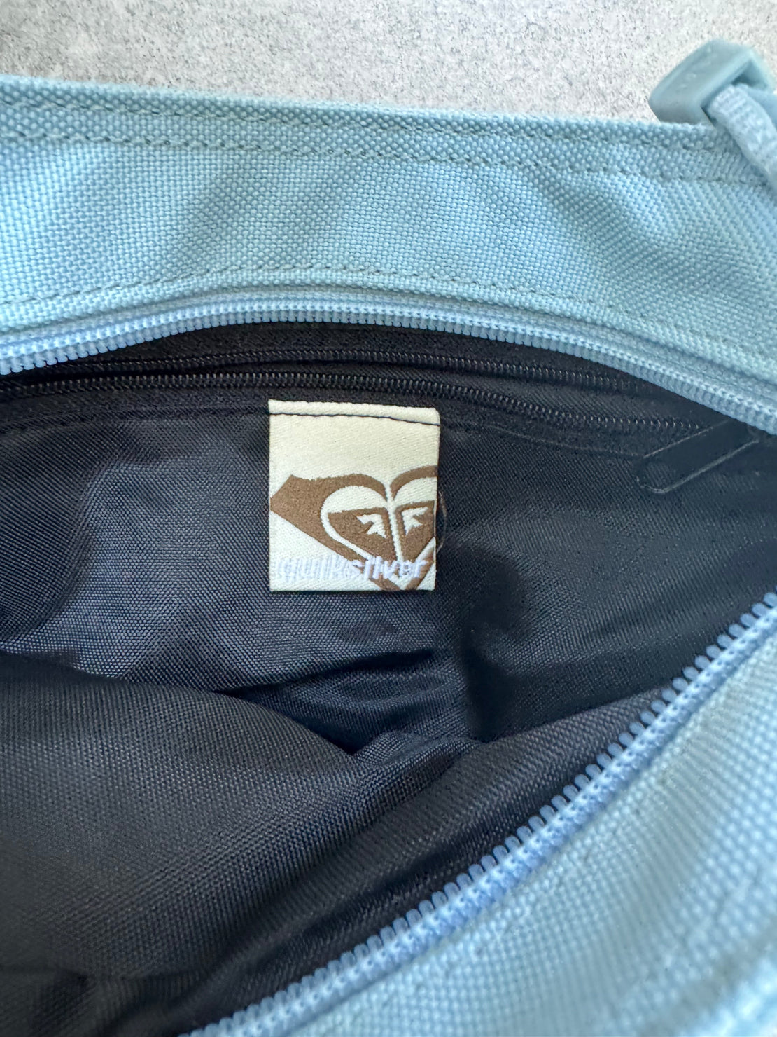 Vintage Y2K Roxy surf shoulder bag, blue - logo detail