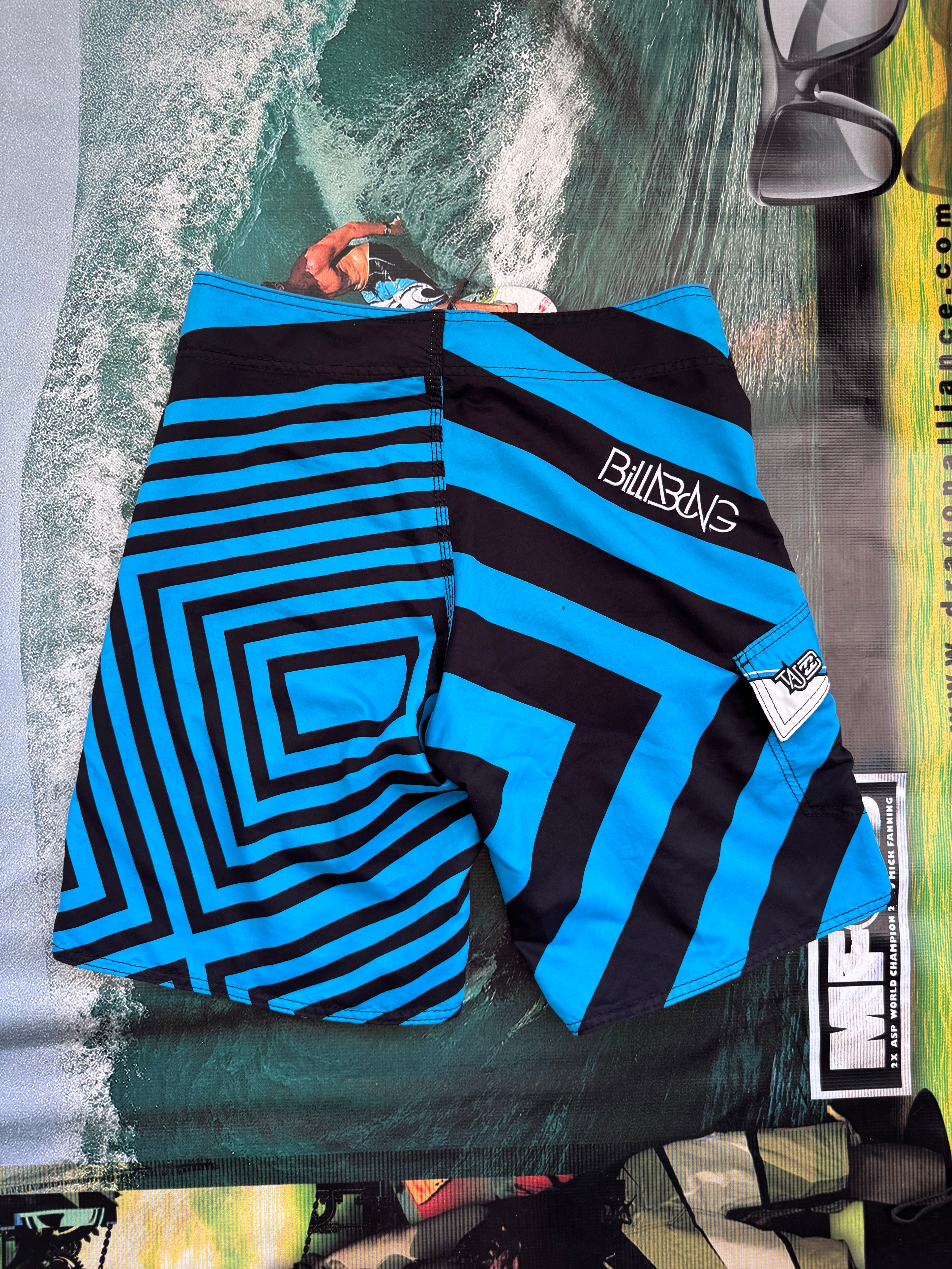 Y2K Billabong Taj Burrow boardshorts blue/black/white size 32 – close-up
