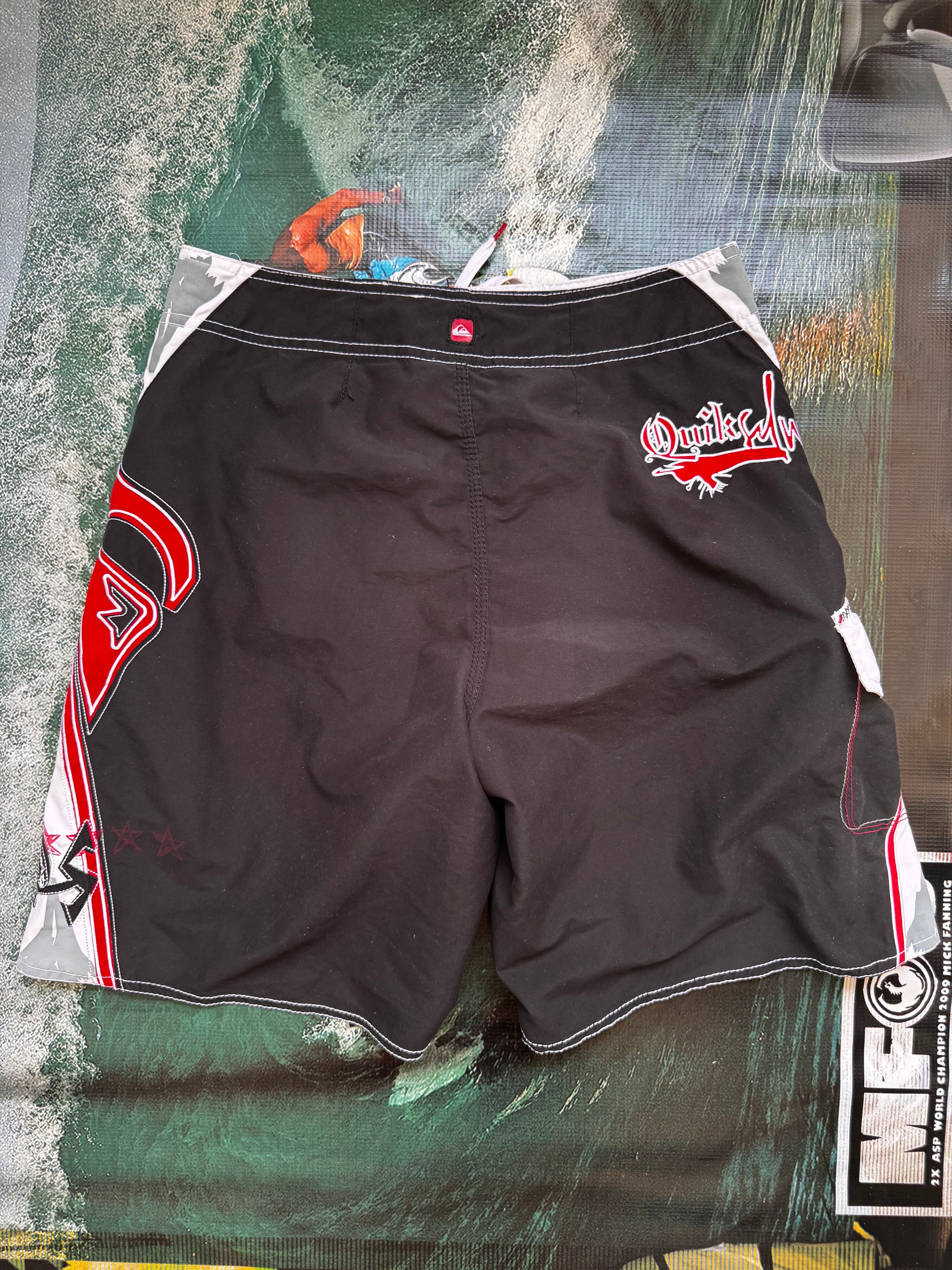 Y2K Quiksilver boardshorts black white red size 30 back detail