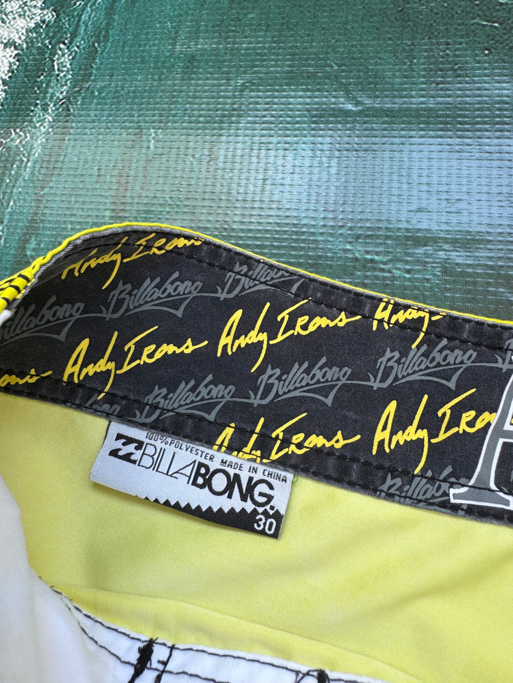 Y2K Billabong Andy Irons boardshorts yellow/black/white size 30 – detail view