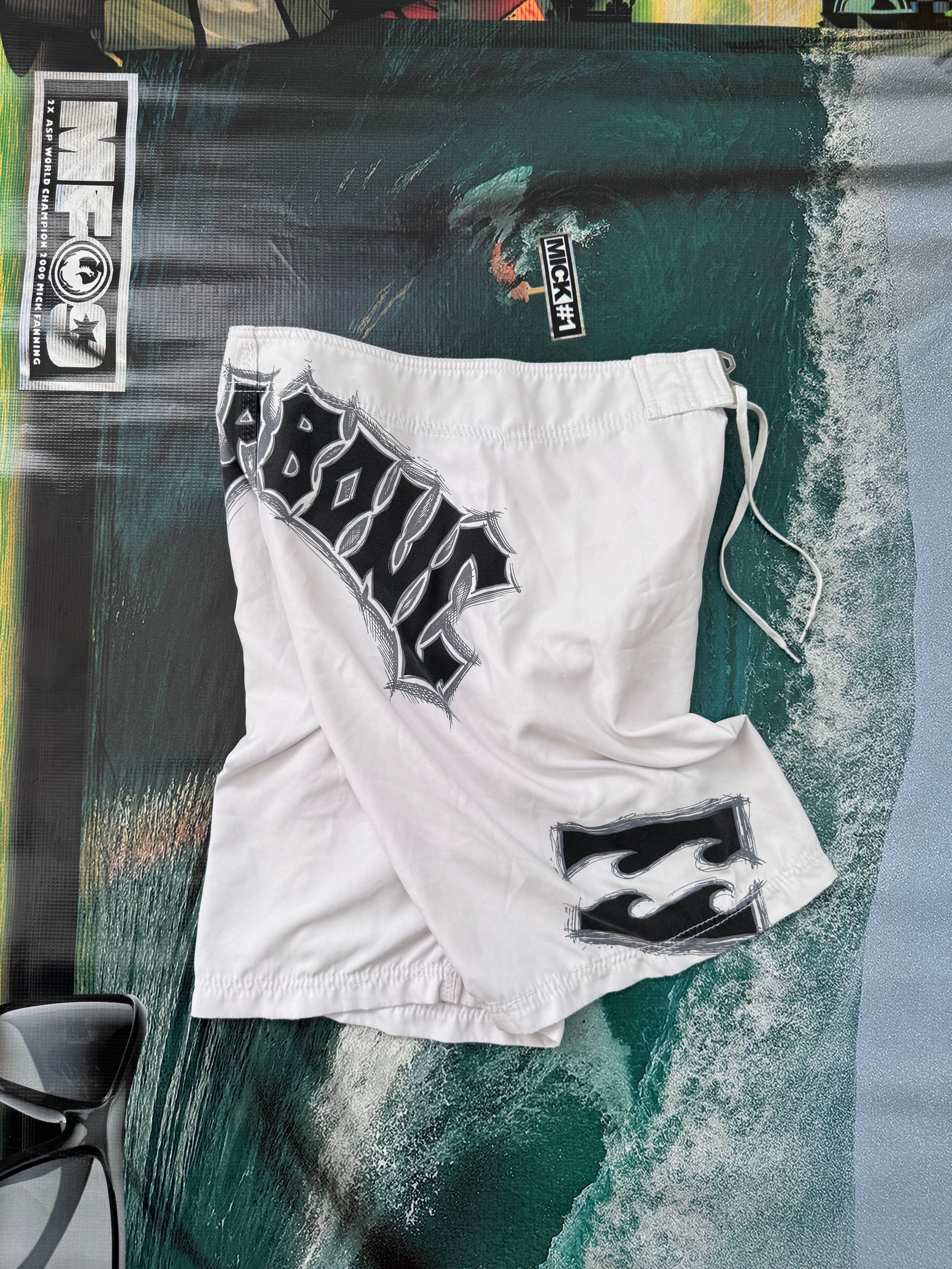 Y2K Billabong boardshorts white size 30 – back view